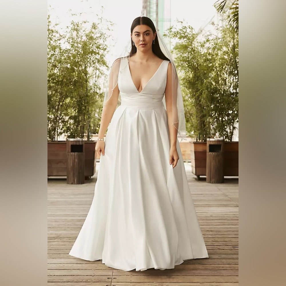 David's Bridal 20W Ivory Cummerbund Satin Ball Gown Wedding Dress STYLE# V3848